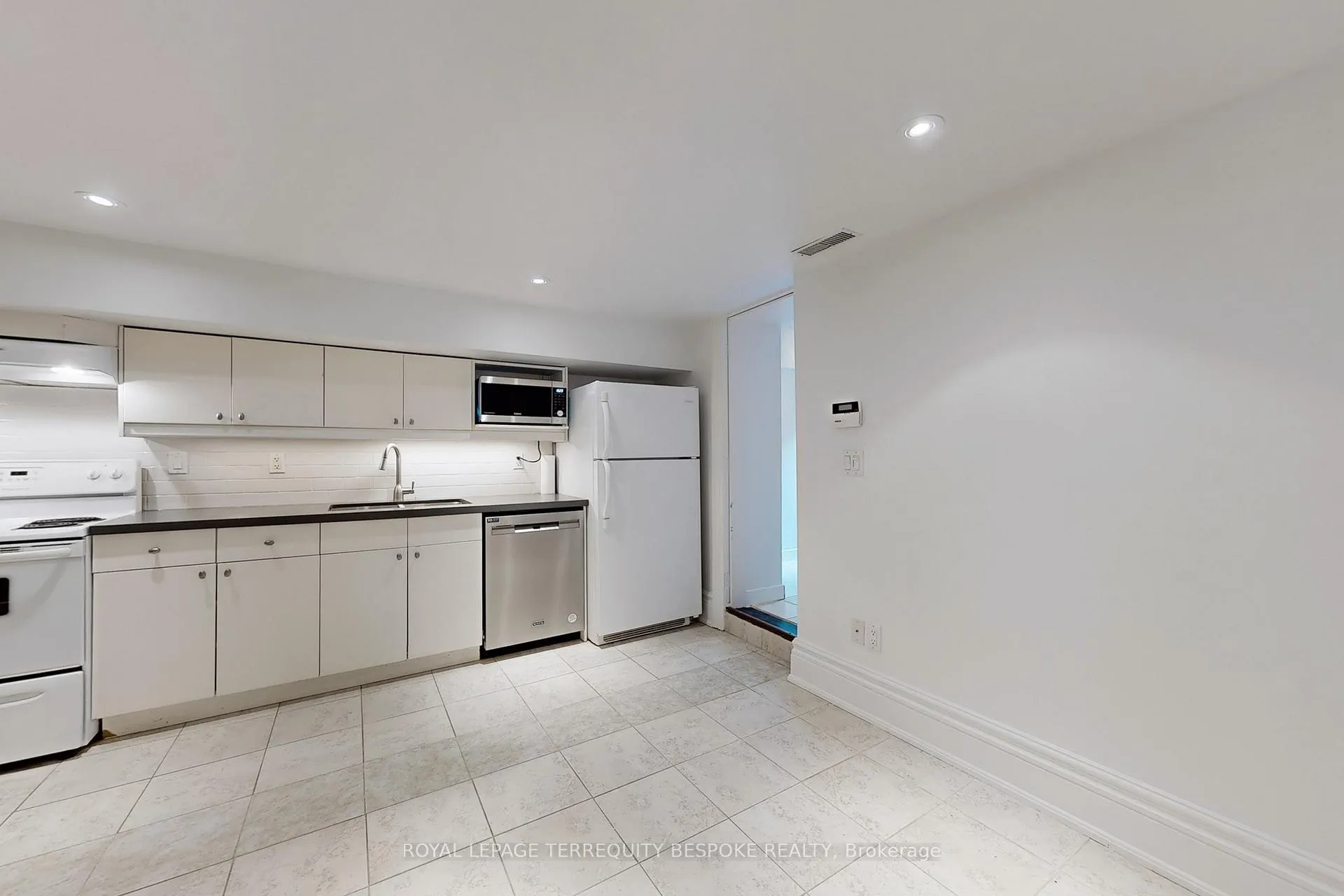 Photo 6 of Unit bsmt, 196 Crawford Street, Toronto, Trinity-Bellwoods — HOMEH