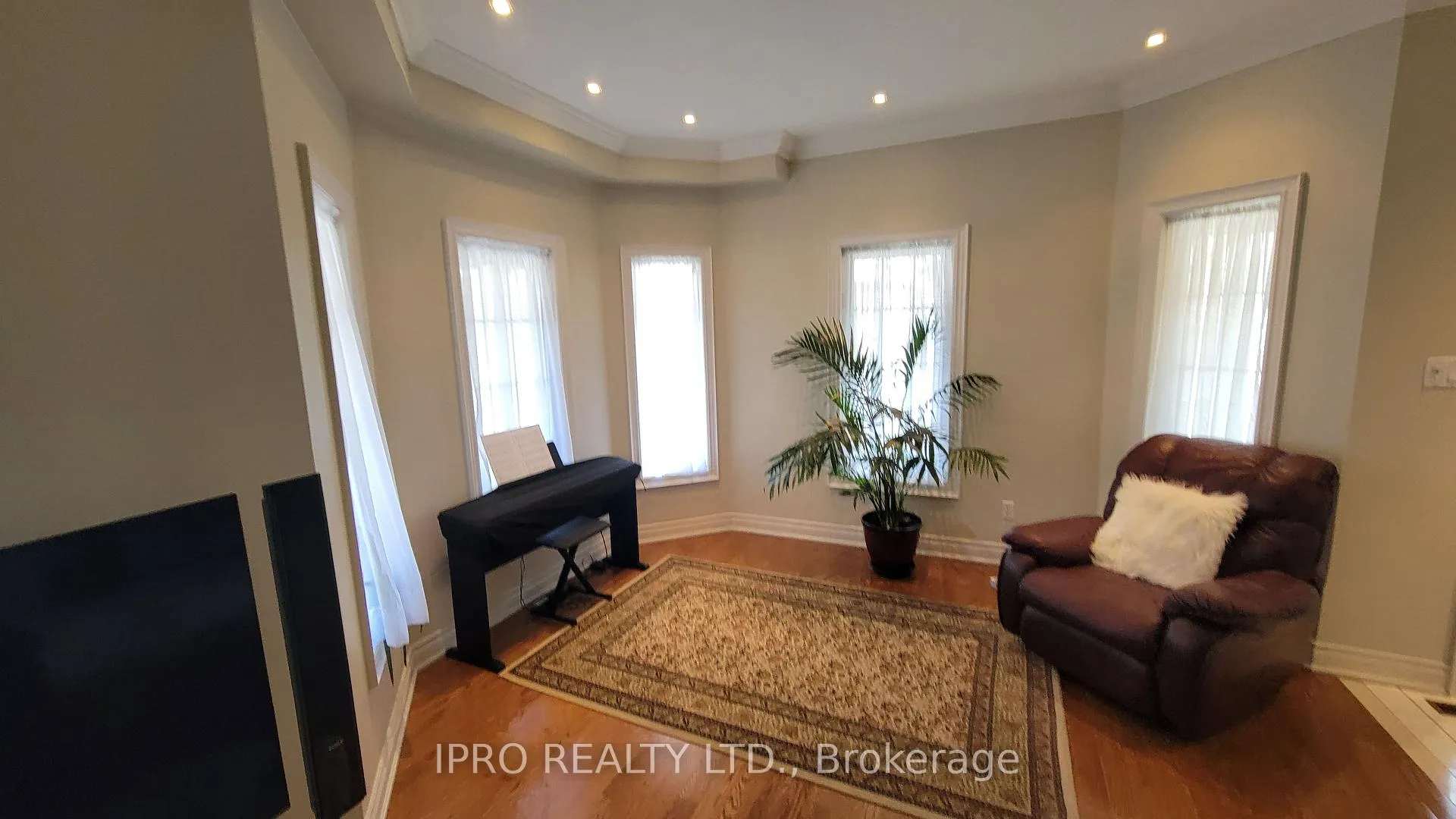 Photo 3 of 70 Ochalski Road, Aurora, Bayview Wellington — HOMEH