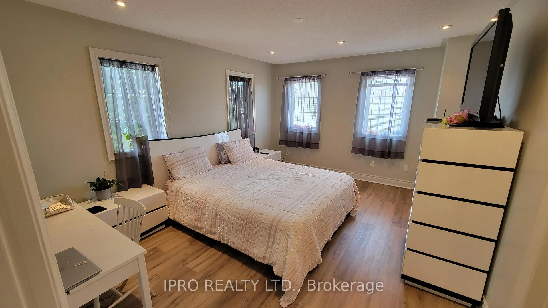 Photo 13 of 70 Ochalski Road, Aurora, Bayview Wellington — HOMEH