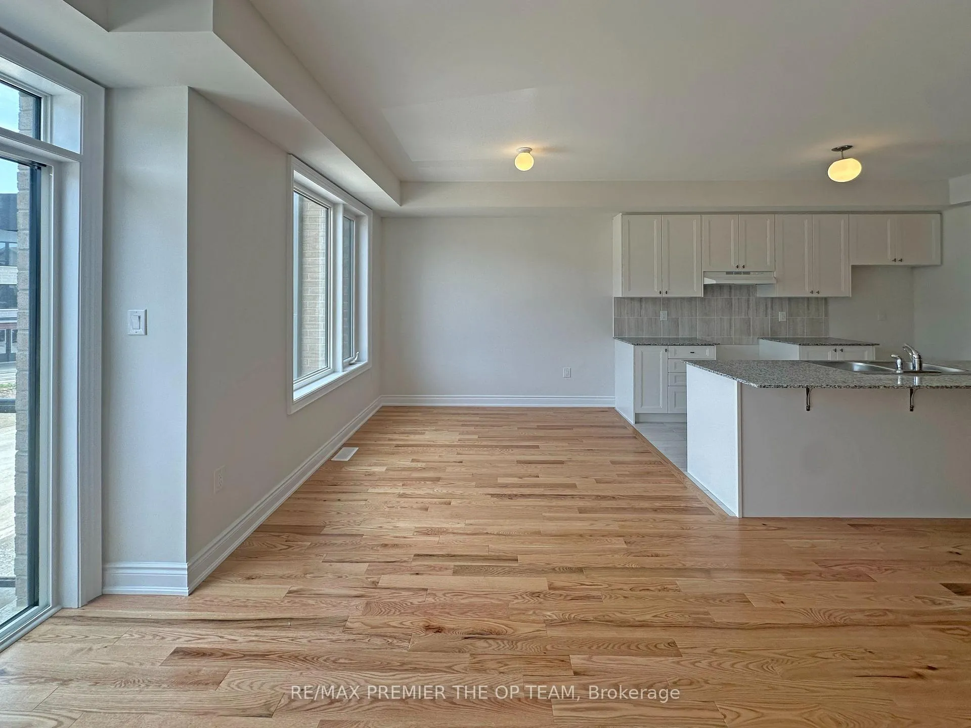 Photo 4 of 120 Tennant Circle, Vaughan, Vellore Village — HOMEH
