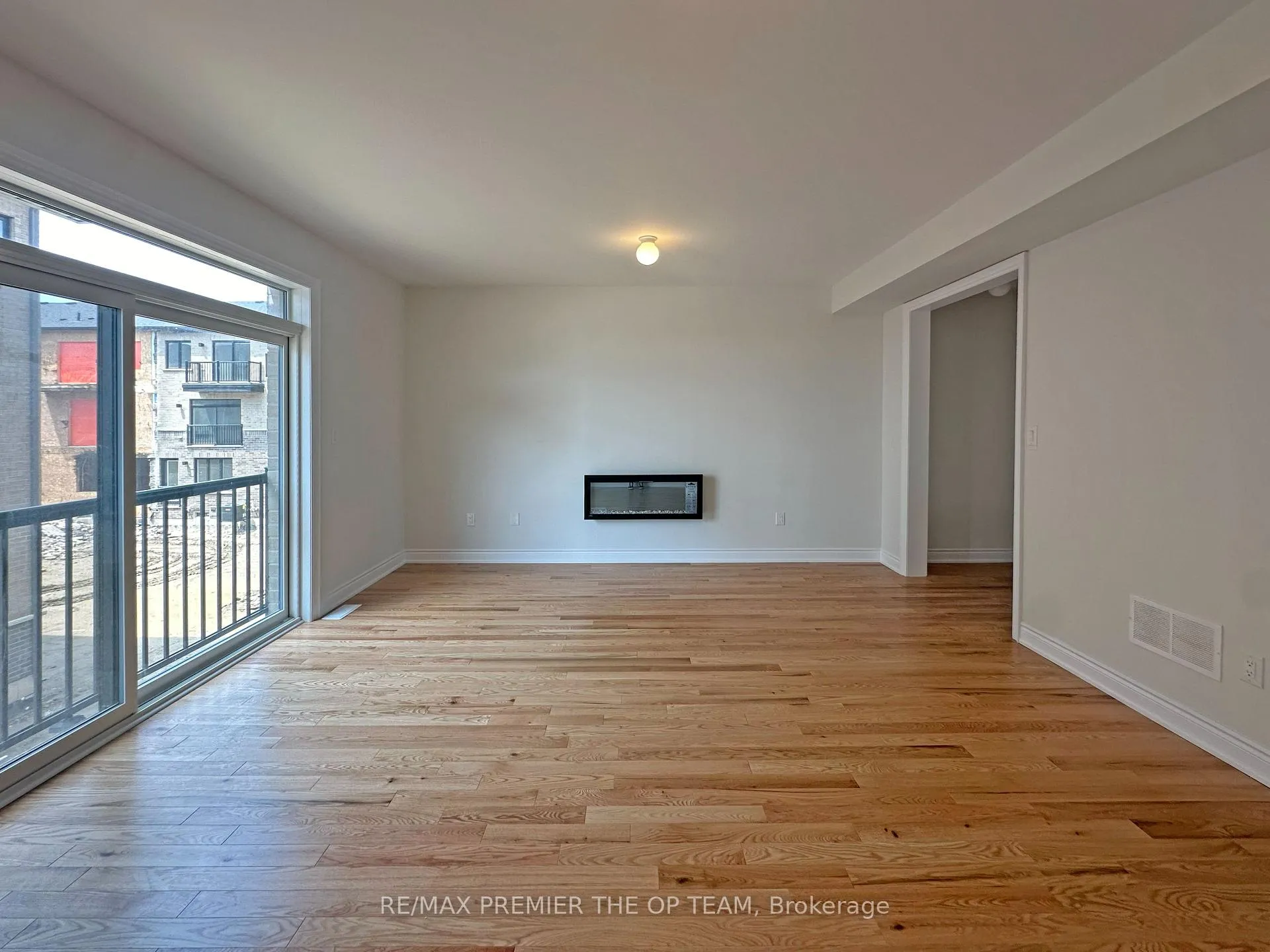 Photo 15 of 120 Tennant Circle, Vaughan, Vellore Village — HOMEH
