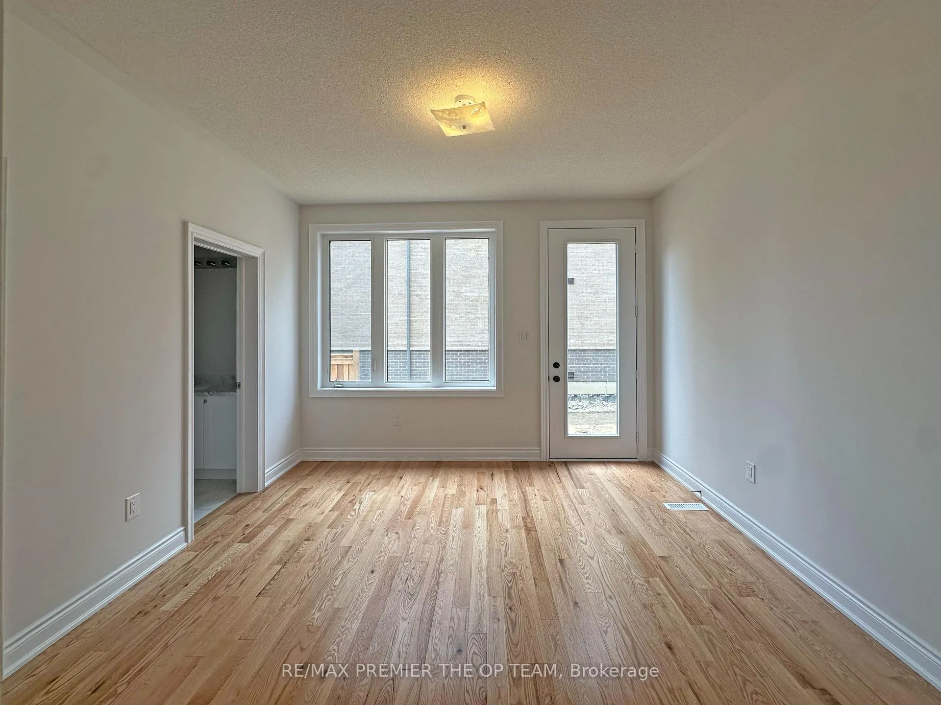Photo 32 of 120 Tennant Circle, Vaughan, Vellore Village — HOMEH