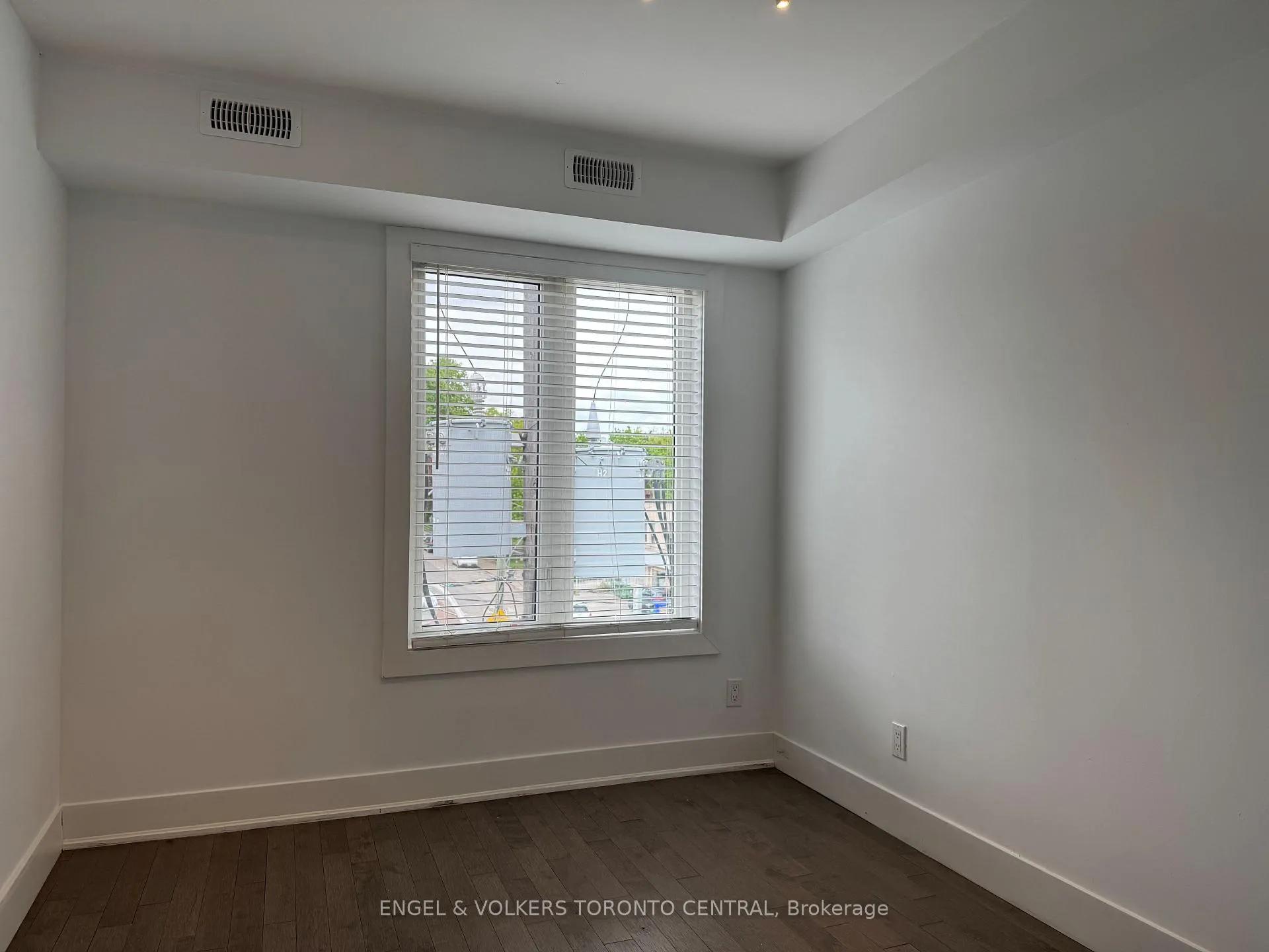 Photo 5 of Unit 1, 1415 Gerrard Street E, Toronto, Greenwood-Coxwell — HOMEH