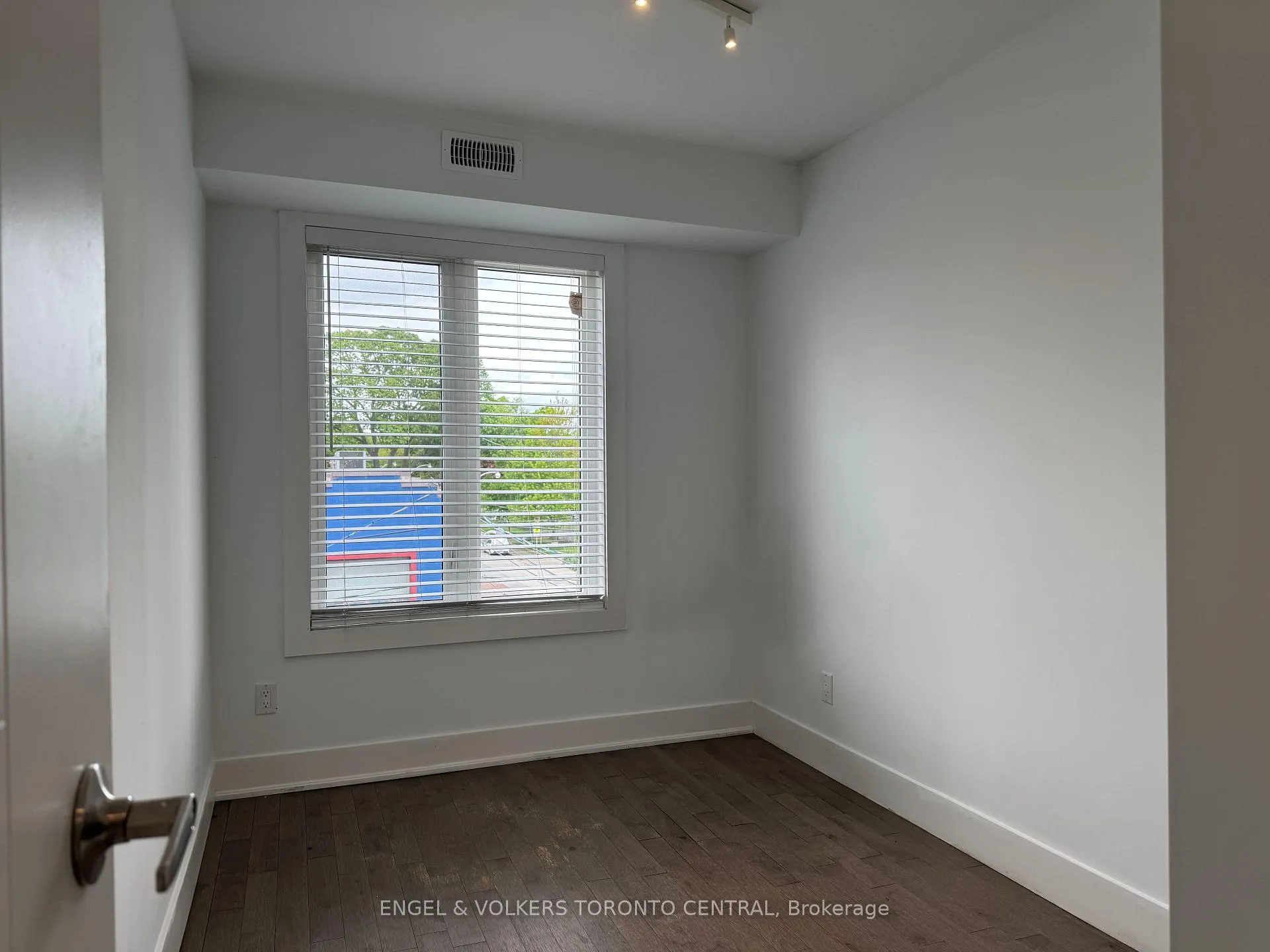 Photo 7 of Unit 1, 1415 Gerrard Street E, Toronto, Greenwood-Coxwell — HOMEH