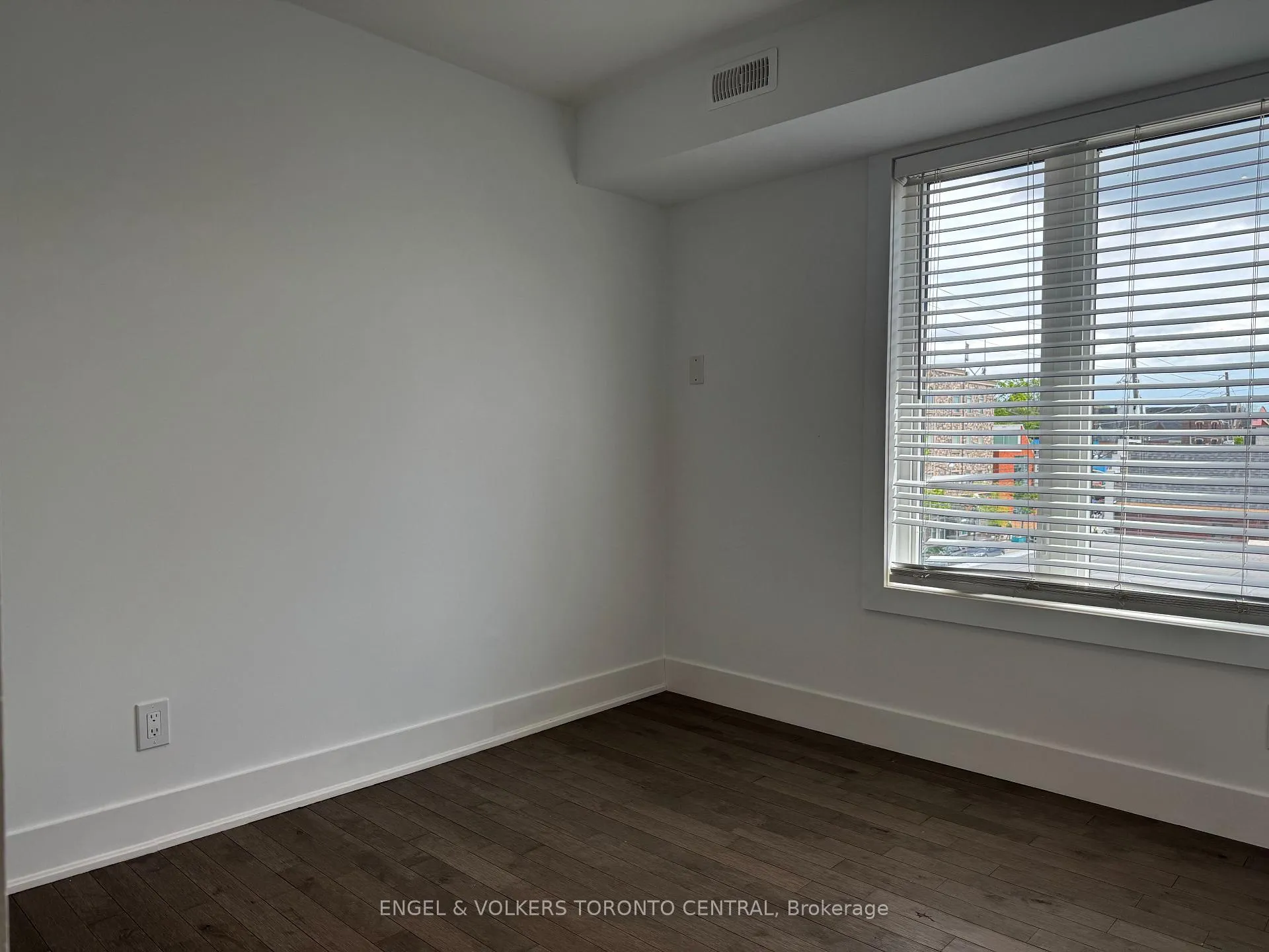 Photo 12 of Unit 1, 1415 Gerrard Street E, Toronto, Greenwood-Coxwell — HOMEH