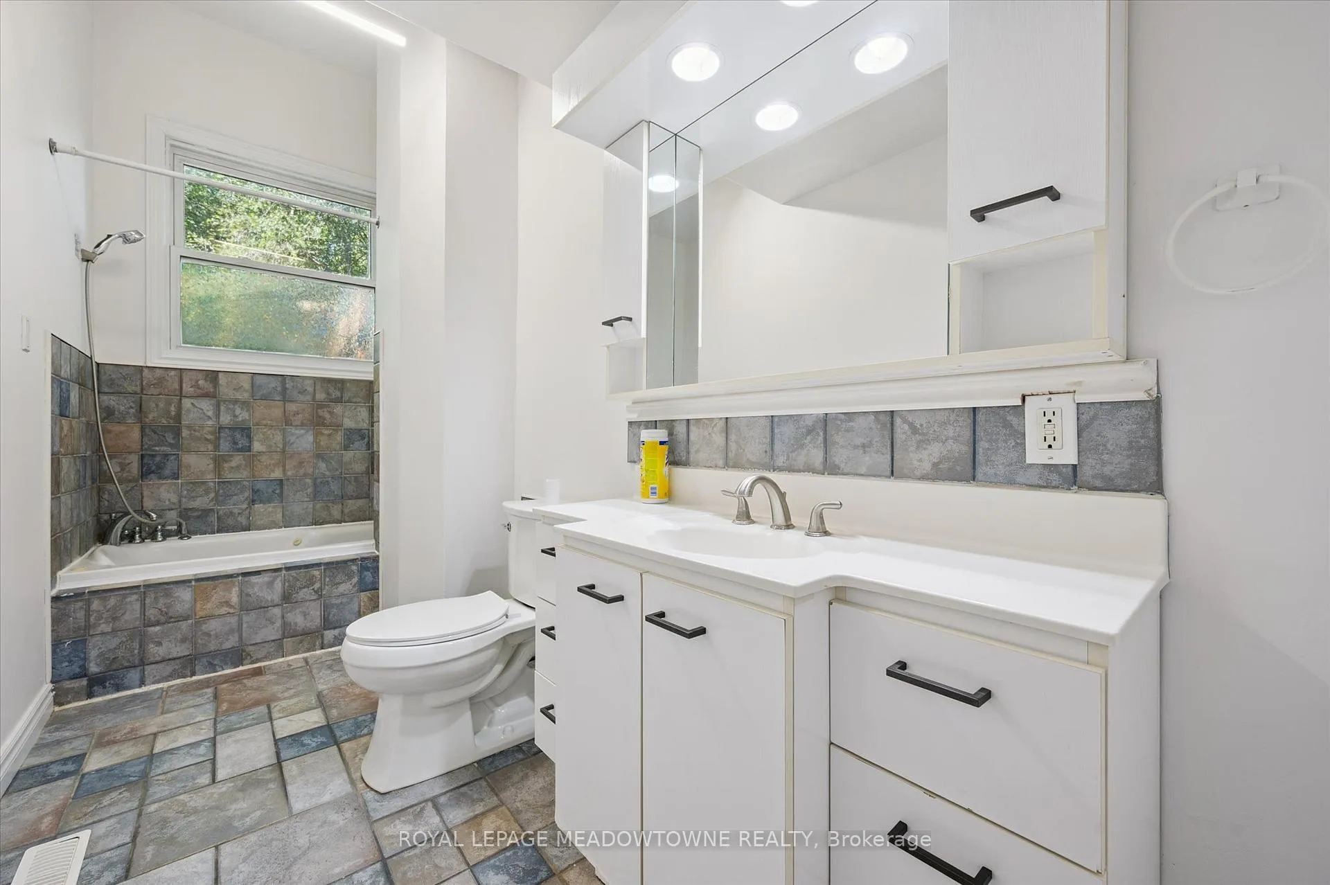 Photo 20 of 77 Pinemeadow Crescent, Waterloo — HOMEH
