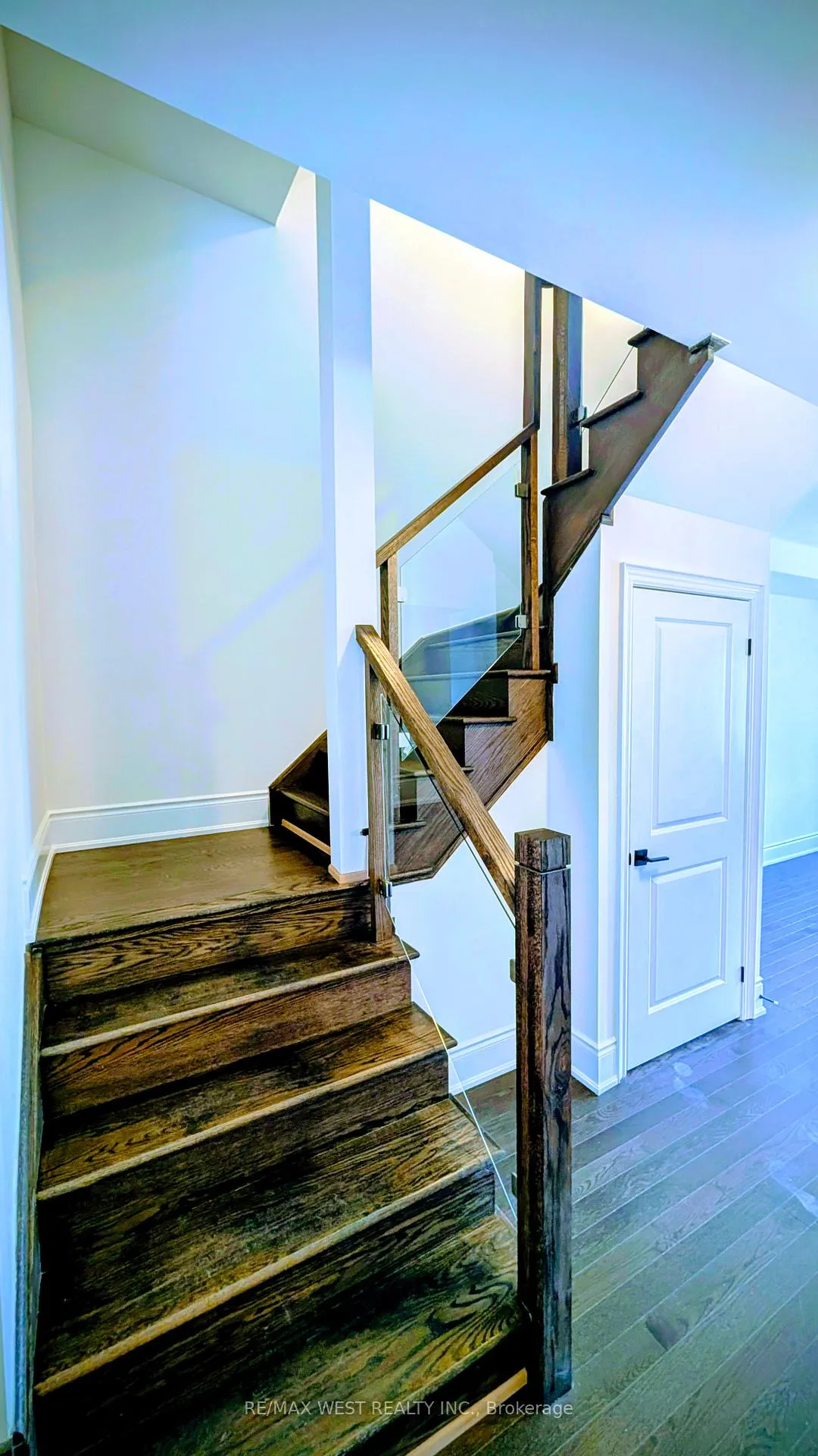 Photo 4 of 51 Inverary Crescent, Vaughan, Kleinburg — HOMEH