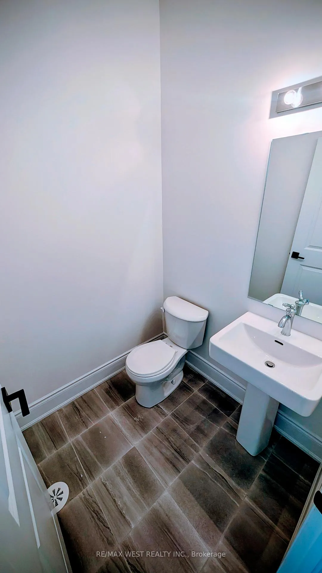 Photo 5 of 51 Inverary Crescent, Vaughan, Kleinburg — HOMEH