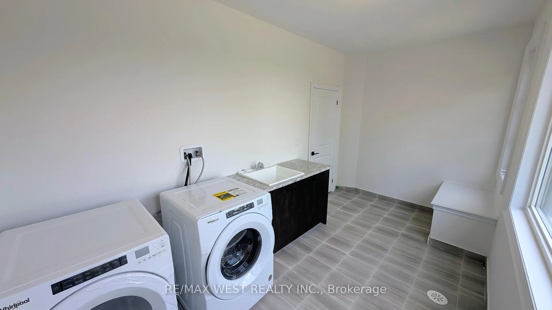 Photo 8 of 51 Inverary Crescent, Vaughan, Kleinburg — HOMEH