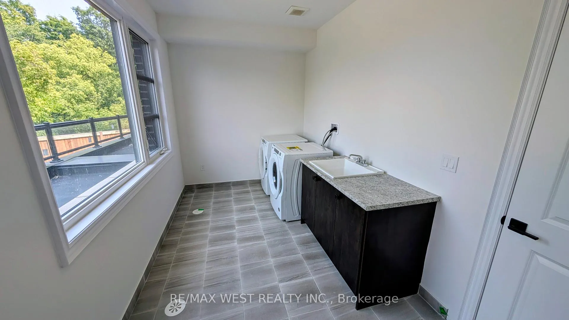 Photo 10 of 51 Inverary Crescent, Vaughan, Kleinburg — HOMEH