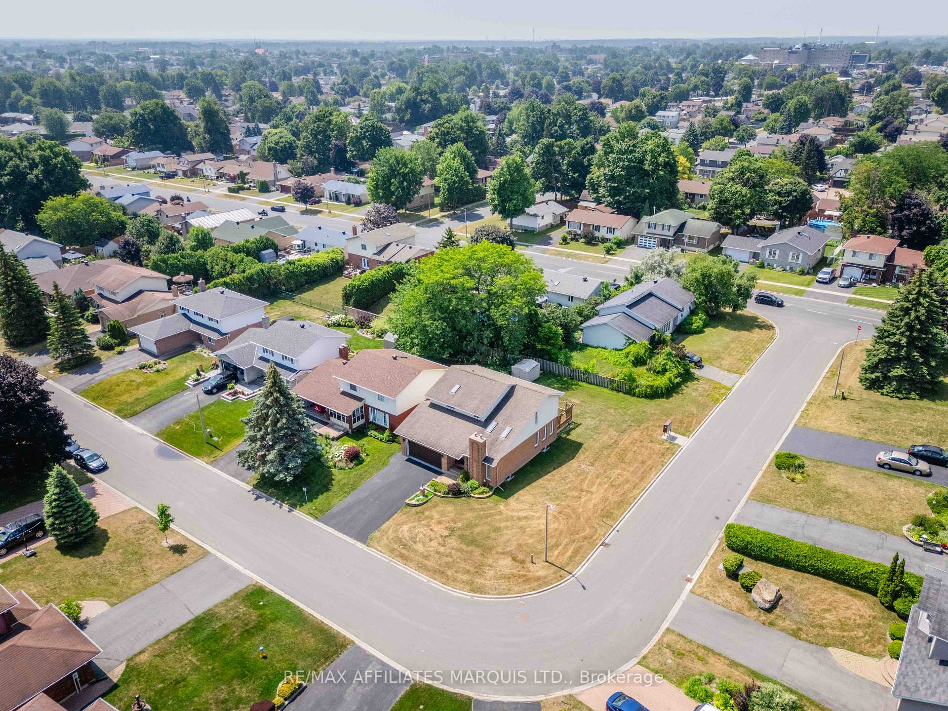 Photo 3 of 875 Kenyon Crescent, Cornwall — HOMEH
