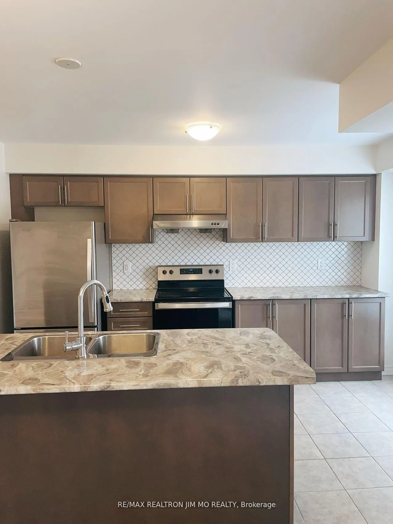 Photo 2 of 83 Sutcliffe Drive, Whitby, Rolling Acres — HOMEH