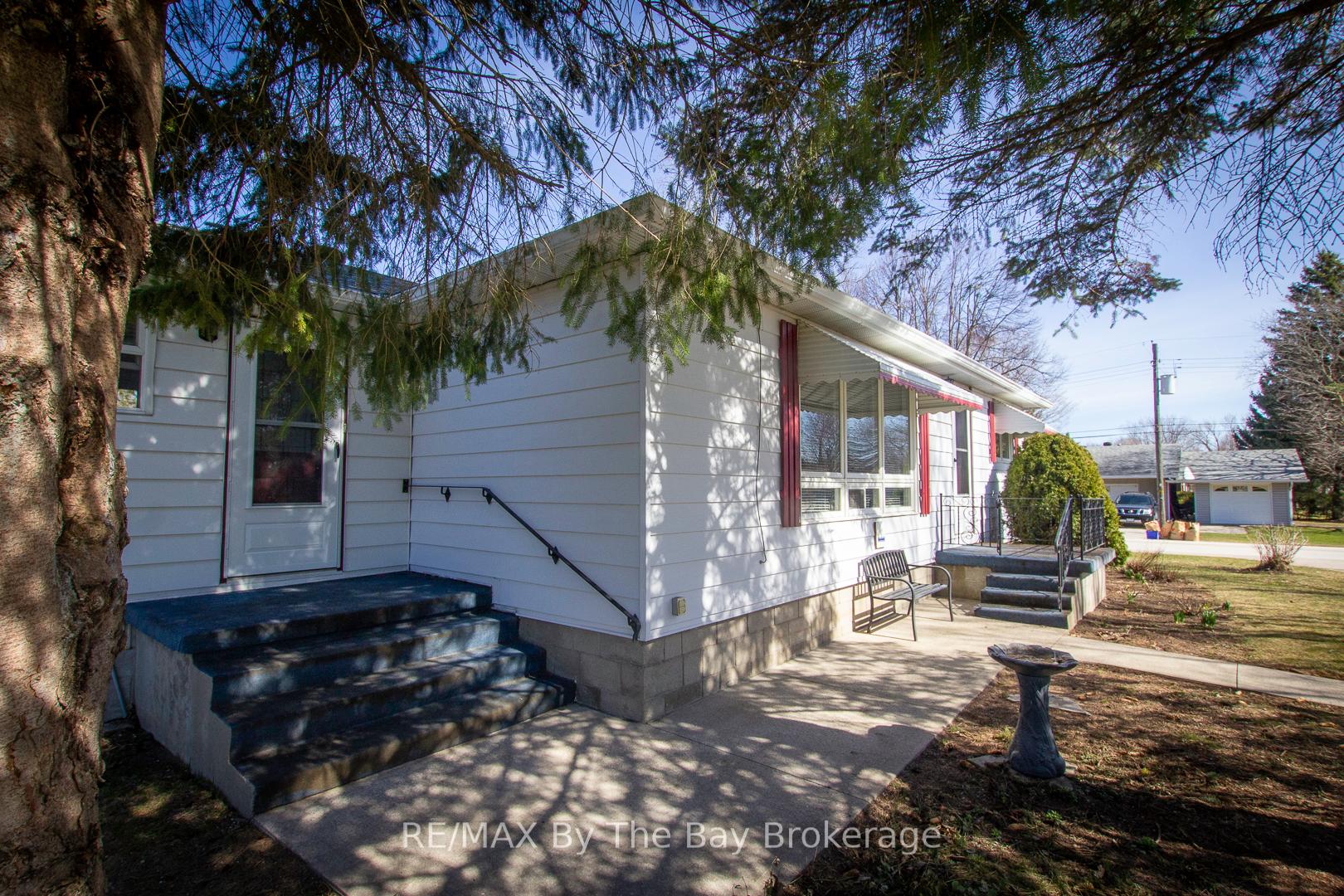 Photo 4 of 208 Jane Street, Clearview, Stayner — HOMEH