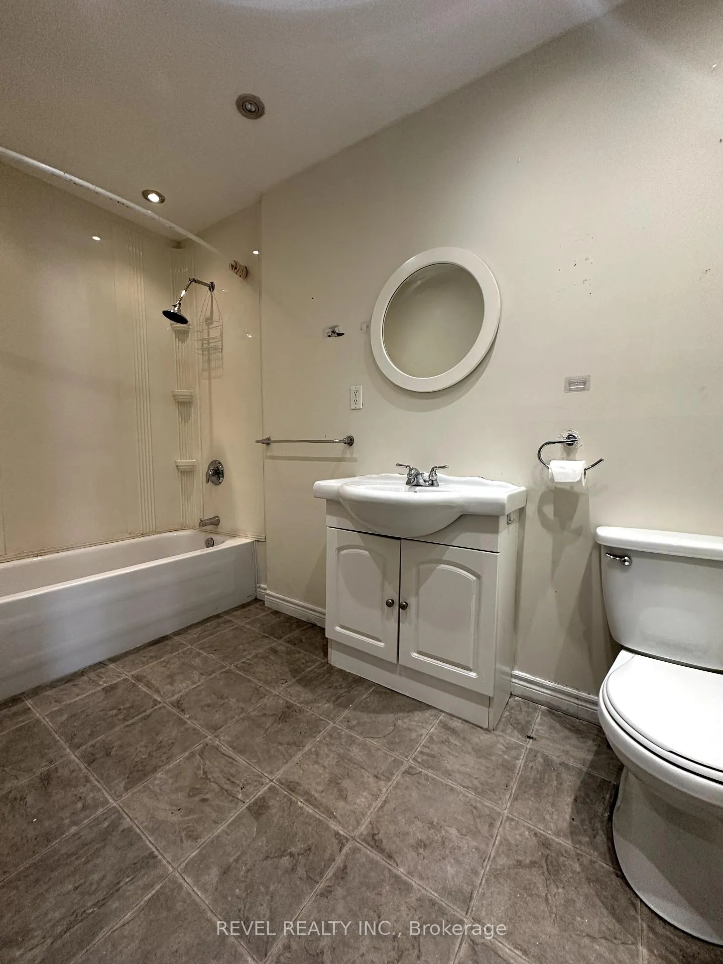 Photo 6 of Unit Upper (A), 220-222 King Street, Welland, Welland Downtown — HOMEH