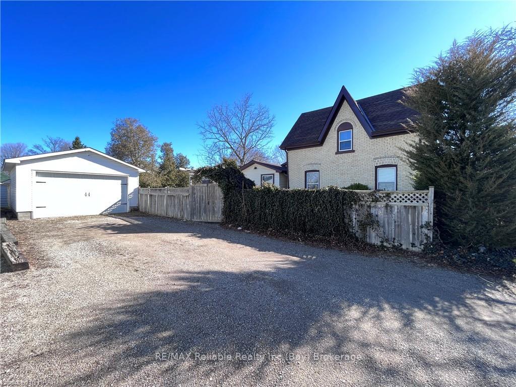 Photo 4 of 98 Elgin Avenue W, Goderich, Goderich (Town) — HOMEH
