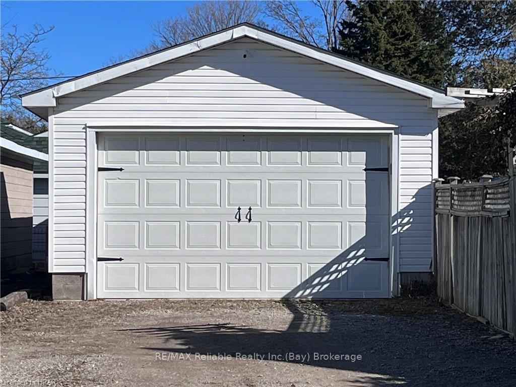 Photo 5 of 98 Elgin Avenue W, Goderich, Goderich (Town) — HOMEH