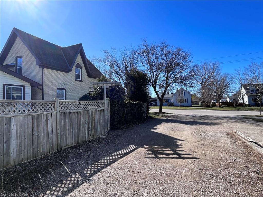 Photo 6 of 98 Elgin Avenue W, Goderich, Goderich (Town) — HOMEH