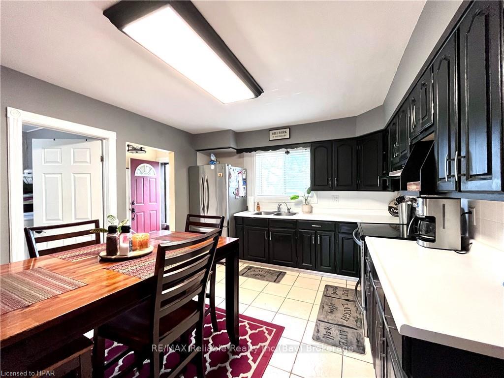 Photo 15 of 98 Elgin Avenue W, Goderich, Goderich (Town) — HOMEH