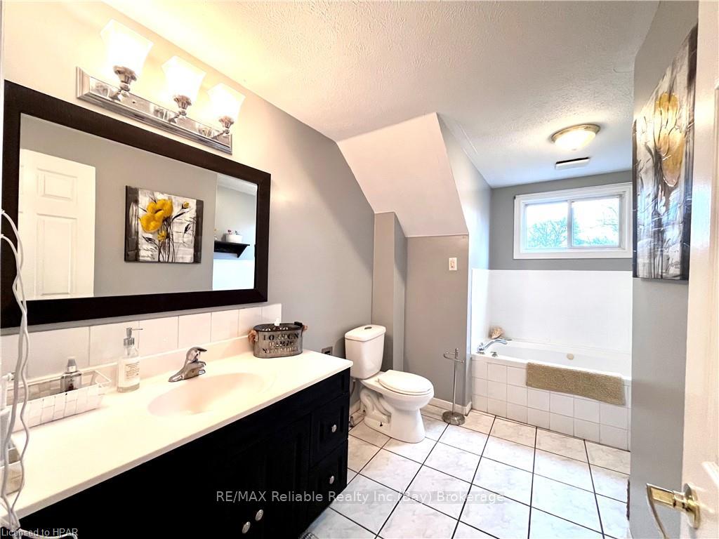 Photo 28 of 98 Elgin Avenue W, Goderich, Goderich (Town) — HOMEH