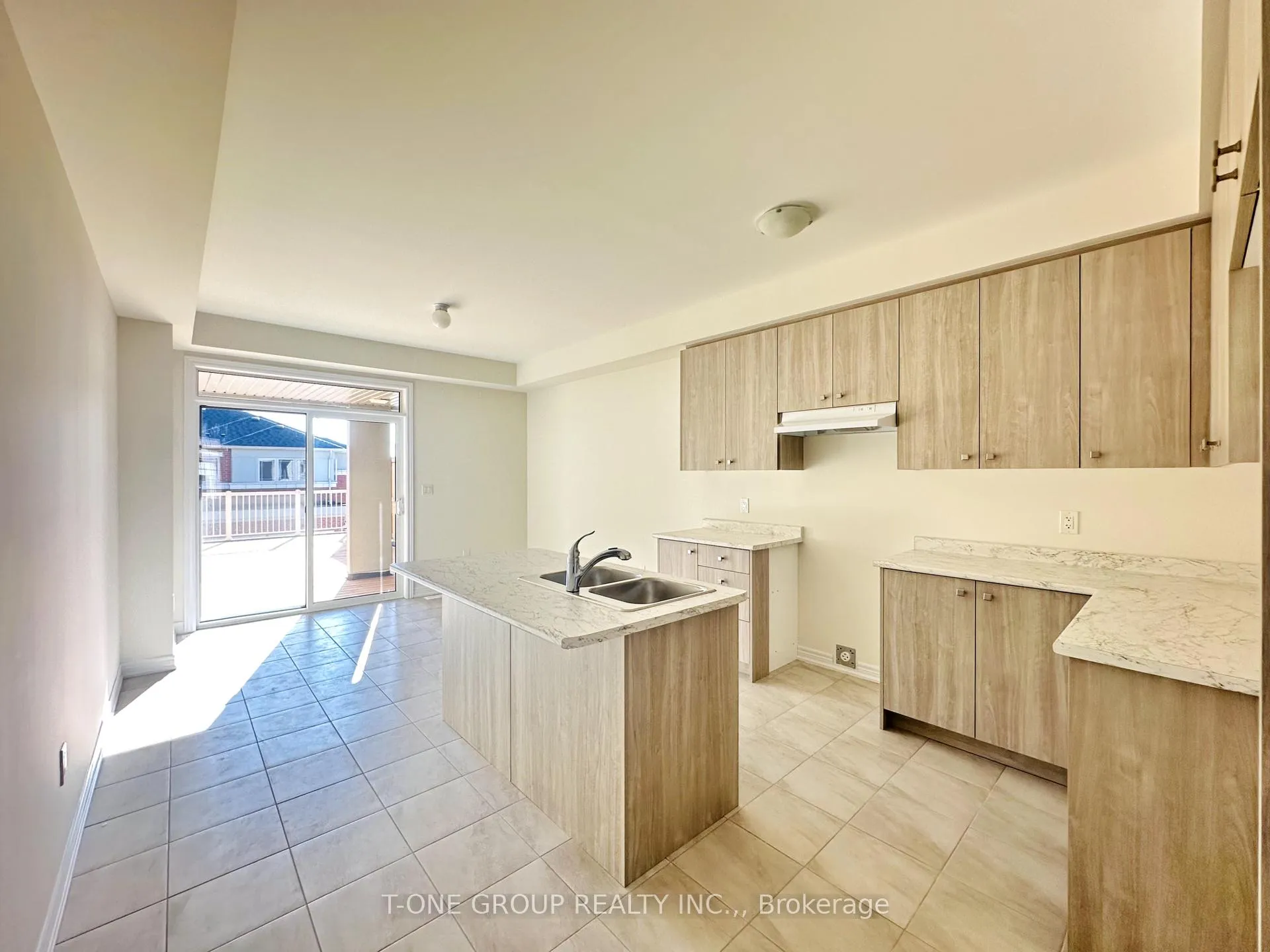 Photo 2 of 903 Crowsnest Hollow, Pickering, Rural Pickering — HOMEH