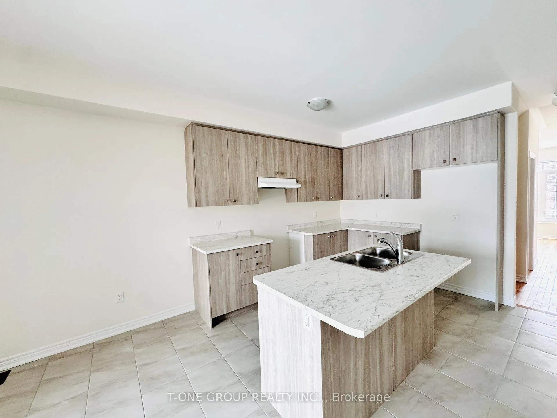 Photo 4 of 903 Crowsnest Hollow, Pickering, Rural Pickering — HOMEH