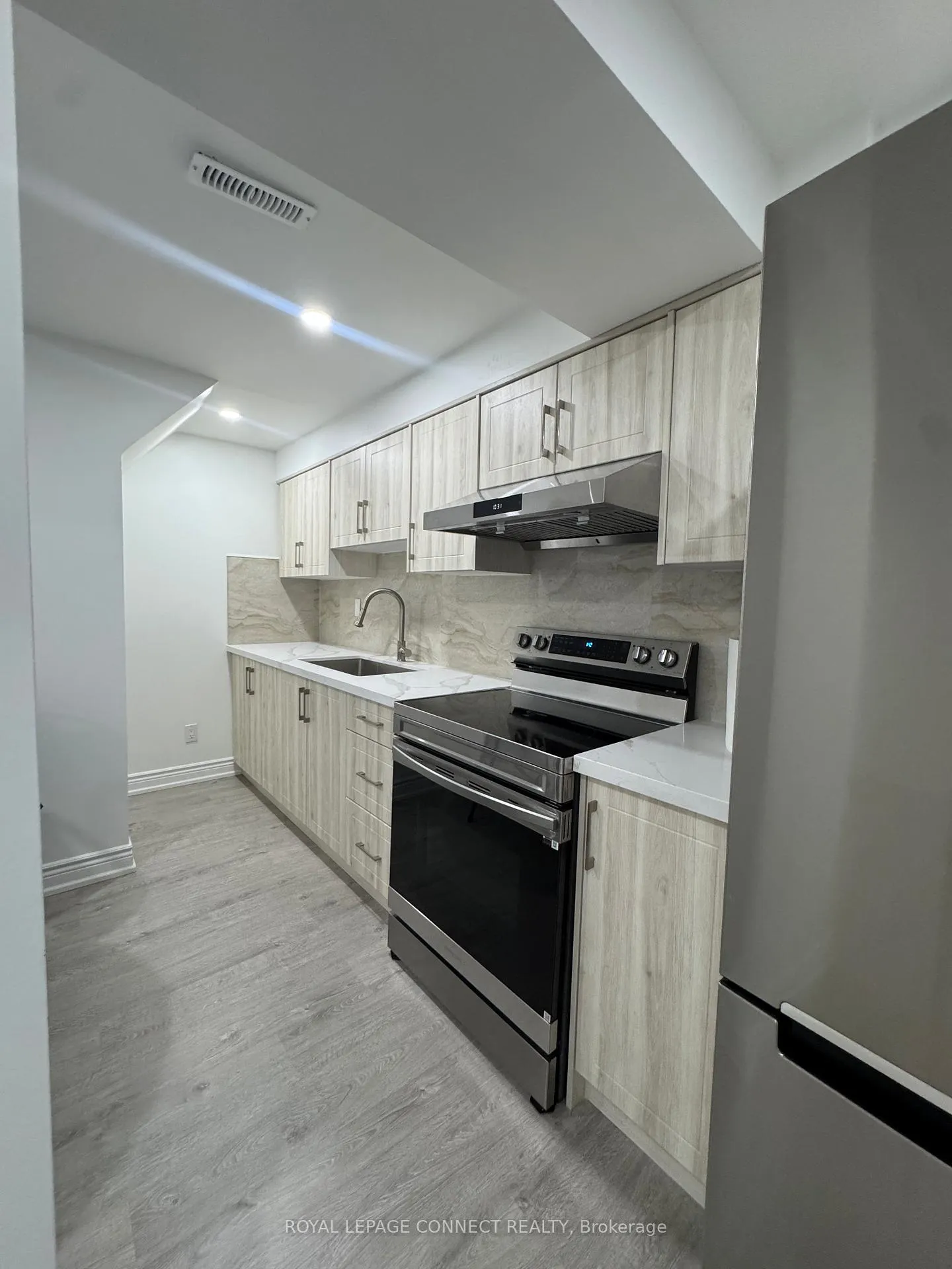 Photo 5 of 61 Chapman Drive W, Ajax, Northeast Ajax — HOMEH