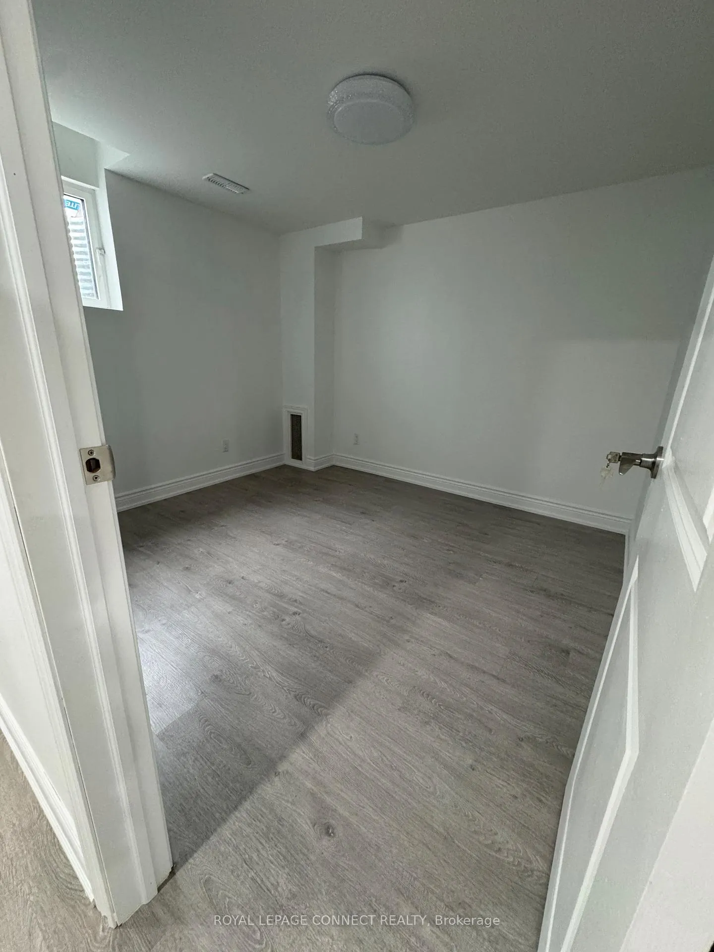 Photo 8 of 61 Chapman Drive W, Ajax, Northeast Ajax — HOMEH