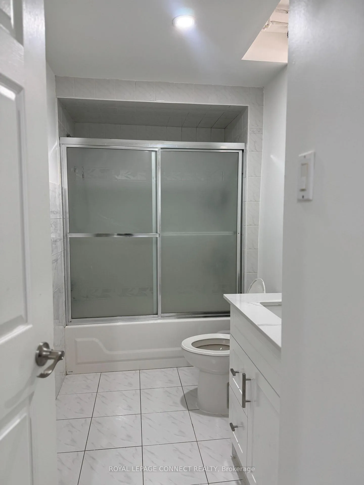 Photo 10 of 61 Chapman Drive W, Ajax, Northeast Ajax — HOMEH