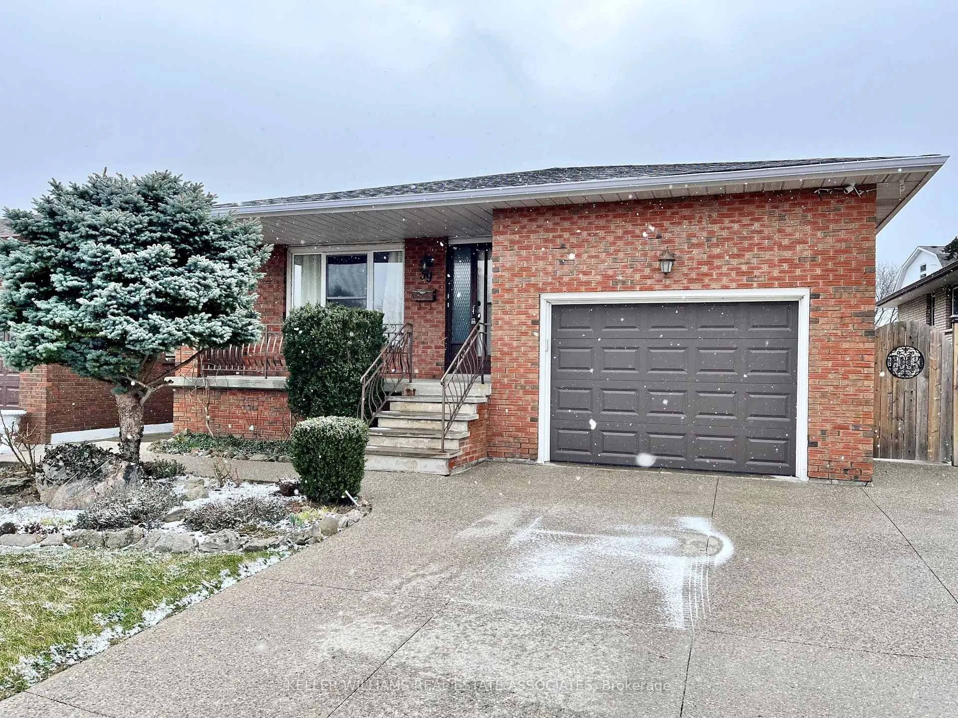 Front of Unit Lower, 39 Lisgar Court
