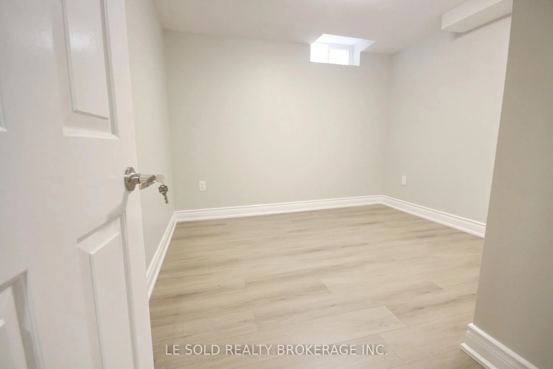 Photo 2 of Unit Bsmt B2, 139 Walford Road, Markham, Middlefield — HOMEH