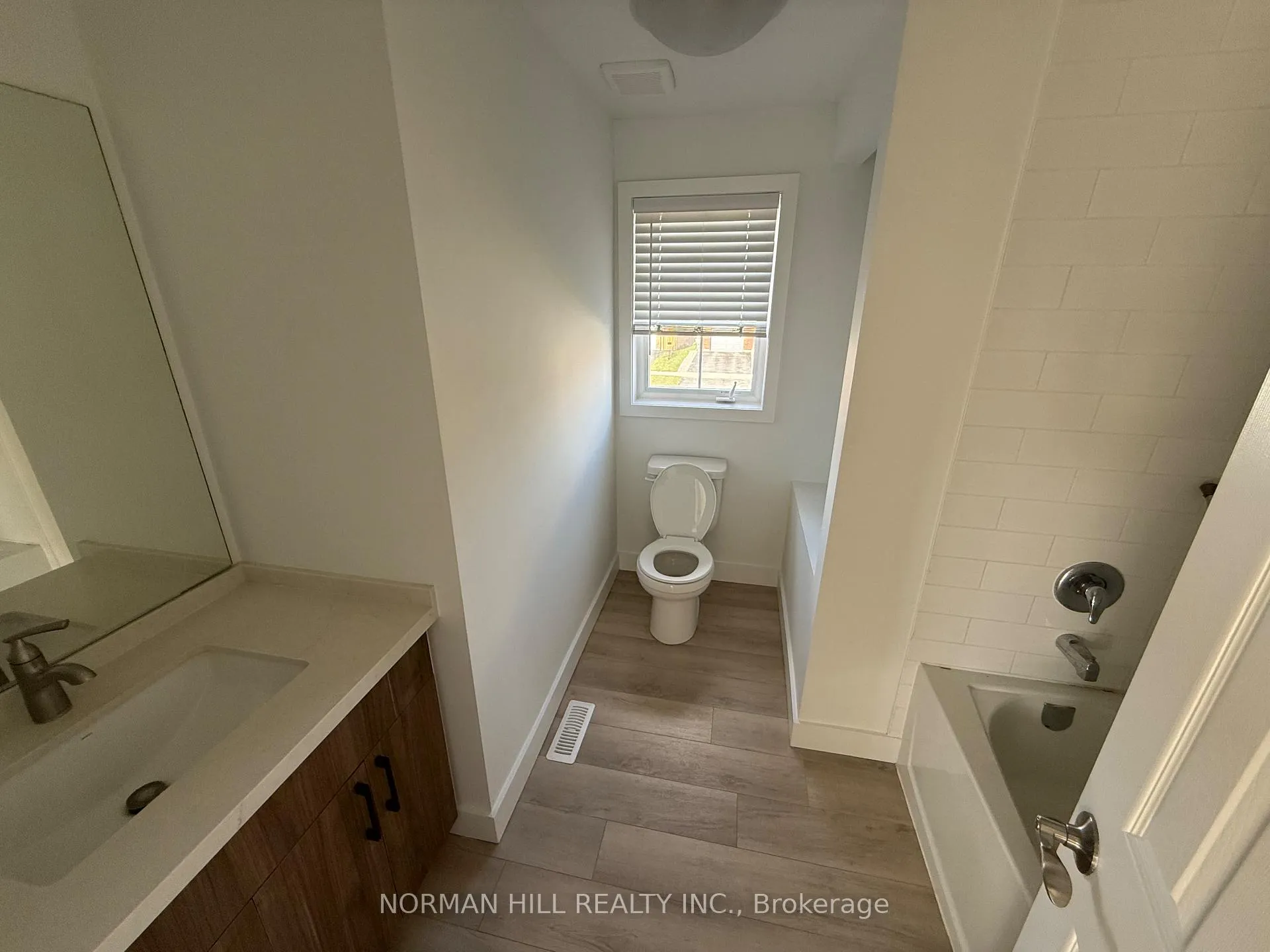 Photo 7 of 17 Hewitt Place, Barrie, Georgian Drive — HOMEH