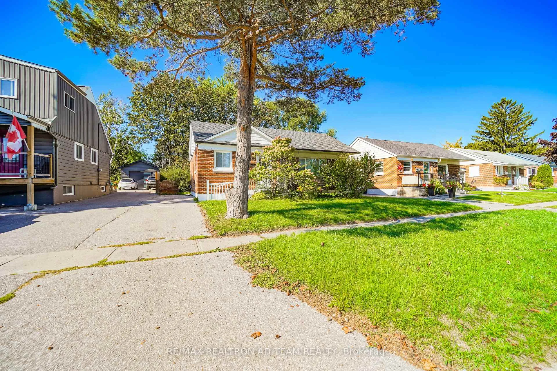 Photo 2 of 82 Admiral Road, Ajax, South East — HOMEH