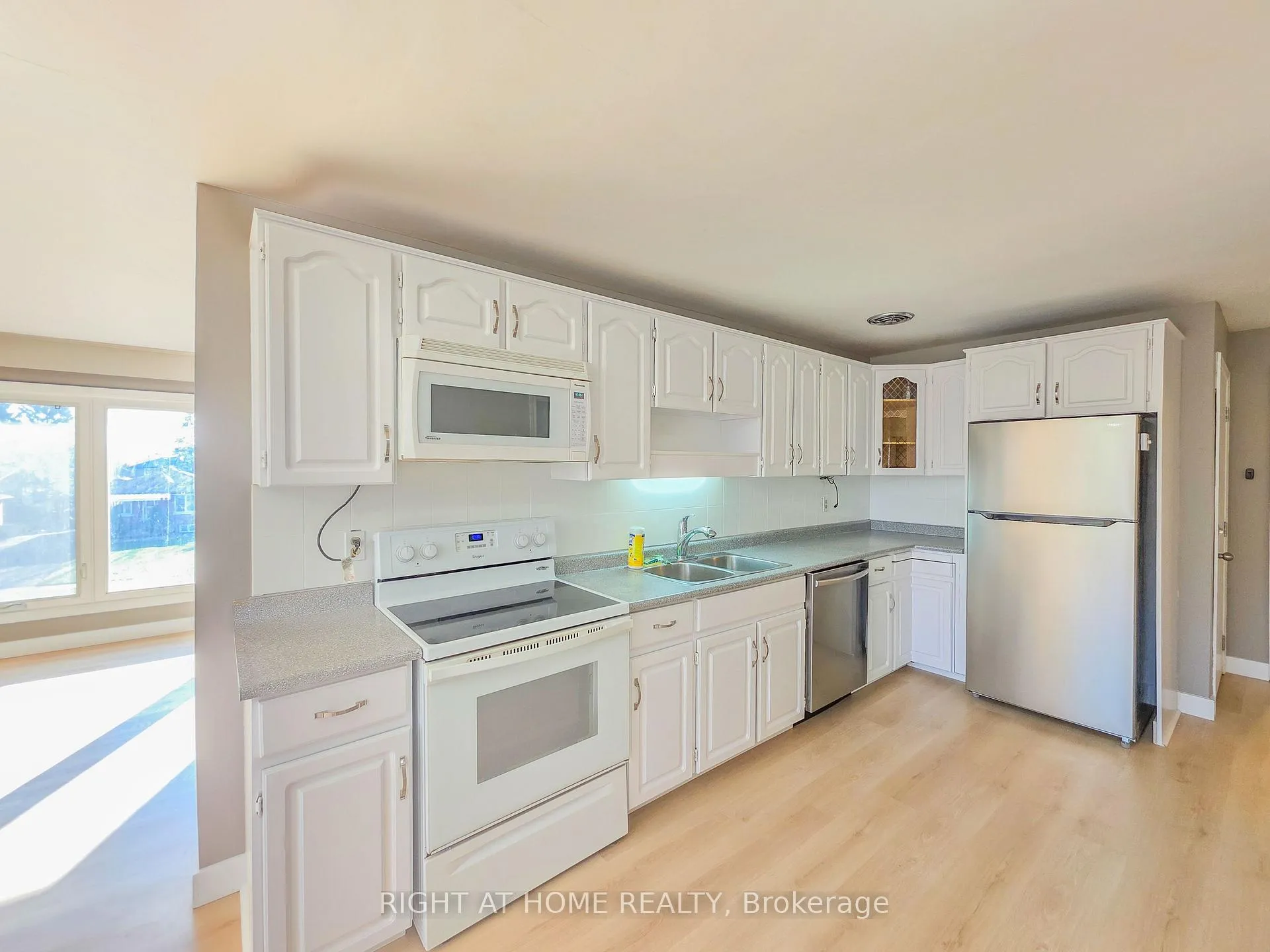 Photo 4 of Unit Upper, 488 Dean Avenue, Oshawa, Central — HOMEH
