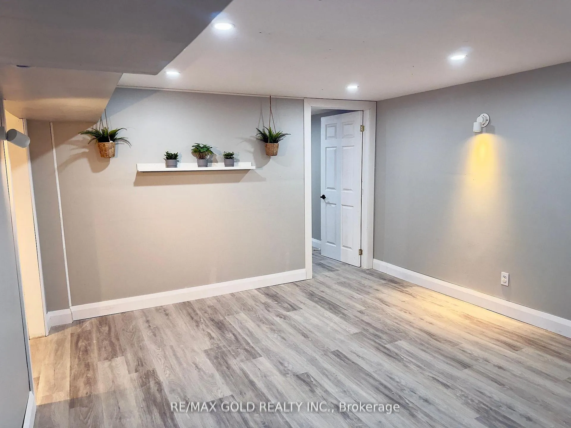 Photo 10 of Unit Lower, 156 Mooregate Crescent, Kitchener, Victoria Hills — HOMEH