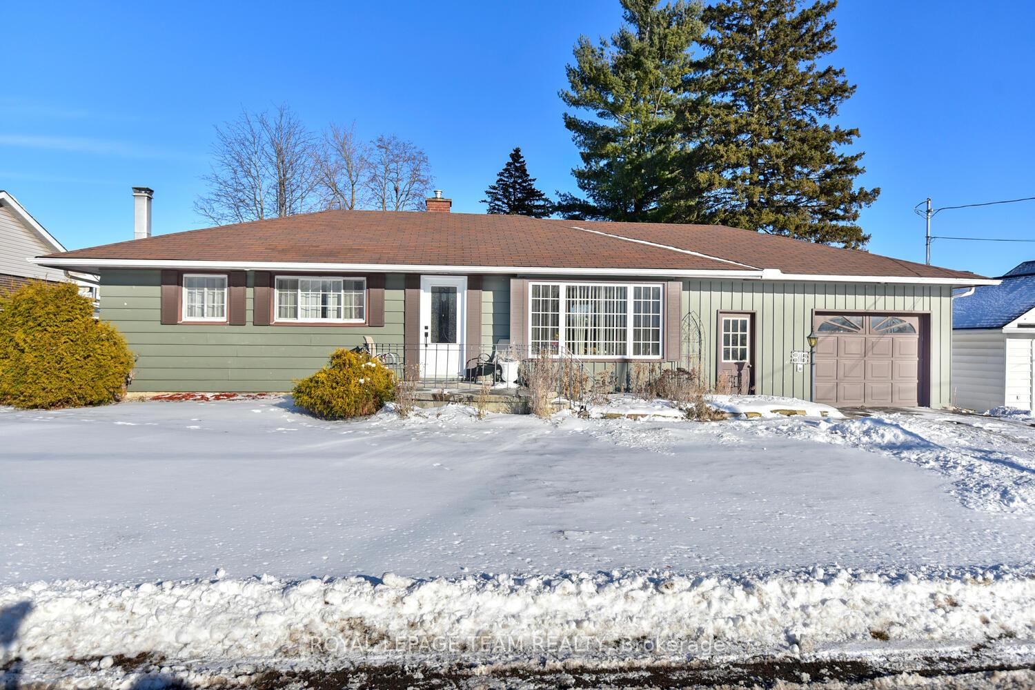 Photo 1 of 815 Joseph Street E, Edwardsburgh/Cardinal, Town of Cardinal — HOMEH
