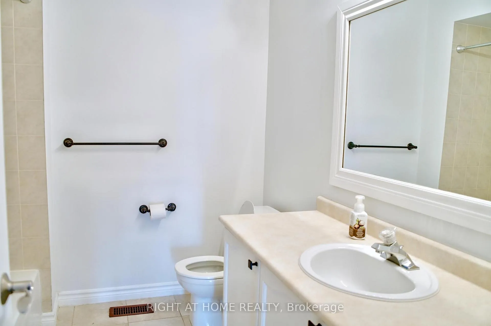 Photo 12 of 79 Warwick Avenue, Ajax, South East — HOMEH