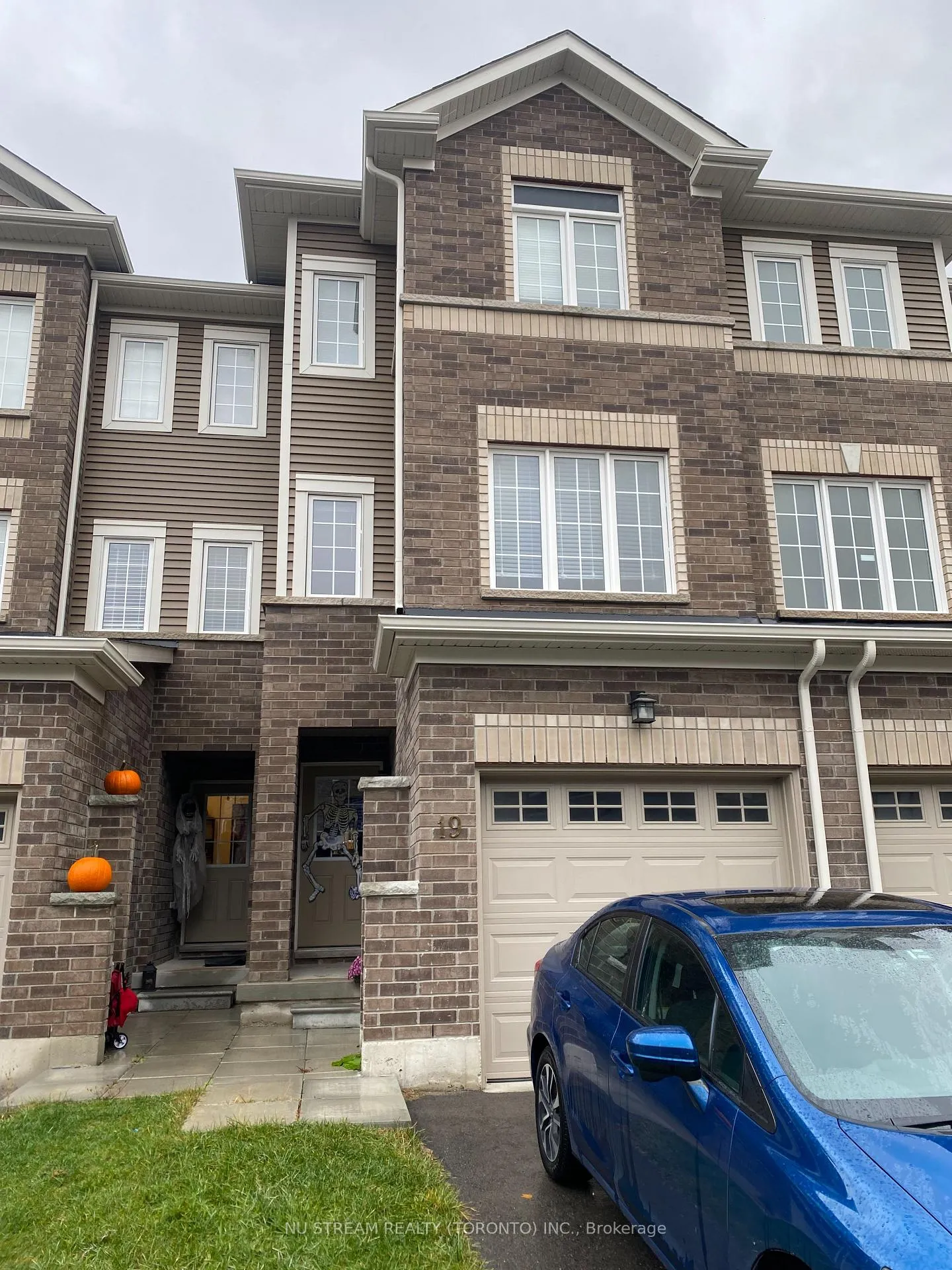 Front of 19 Pumpkin Corner Crescent