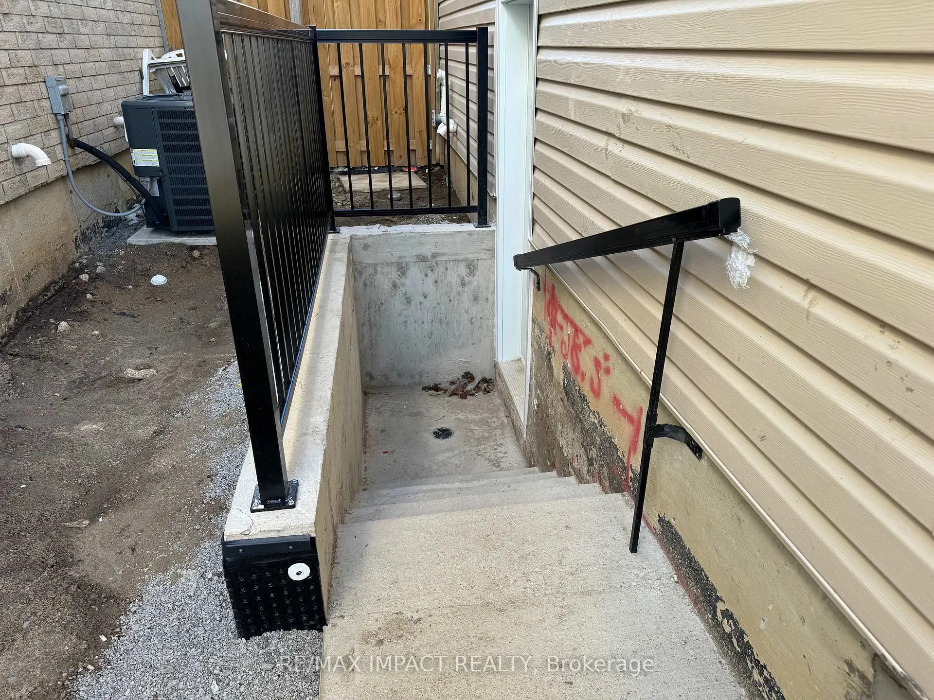 Photo 3 of 83 Sandford Drive, Whitby, Rolling Acres — HOMEH