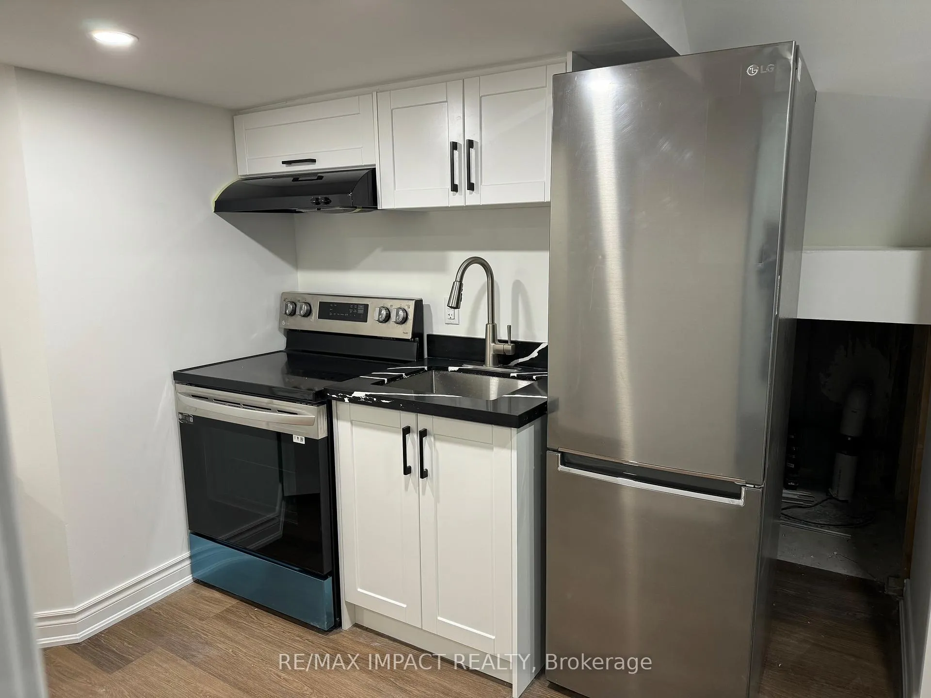 Photo 4 of 83 Sandford Drive, Whitby, Rolling Acres — HOMEH