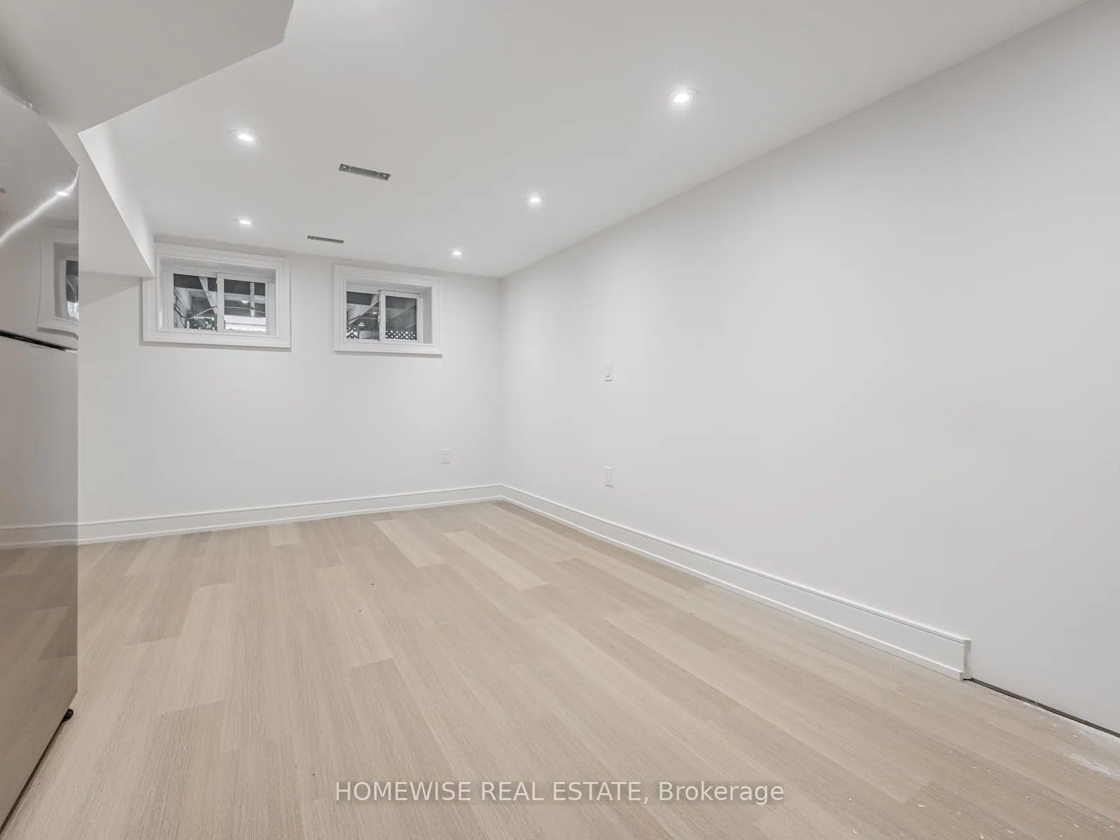 Photo 4 of Unit Lower, 21 Raeburn Avenue, North York, Lansing-Westgate — HOMEH