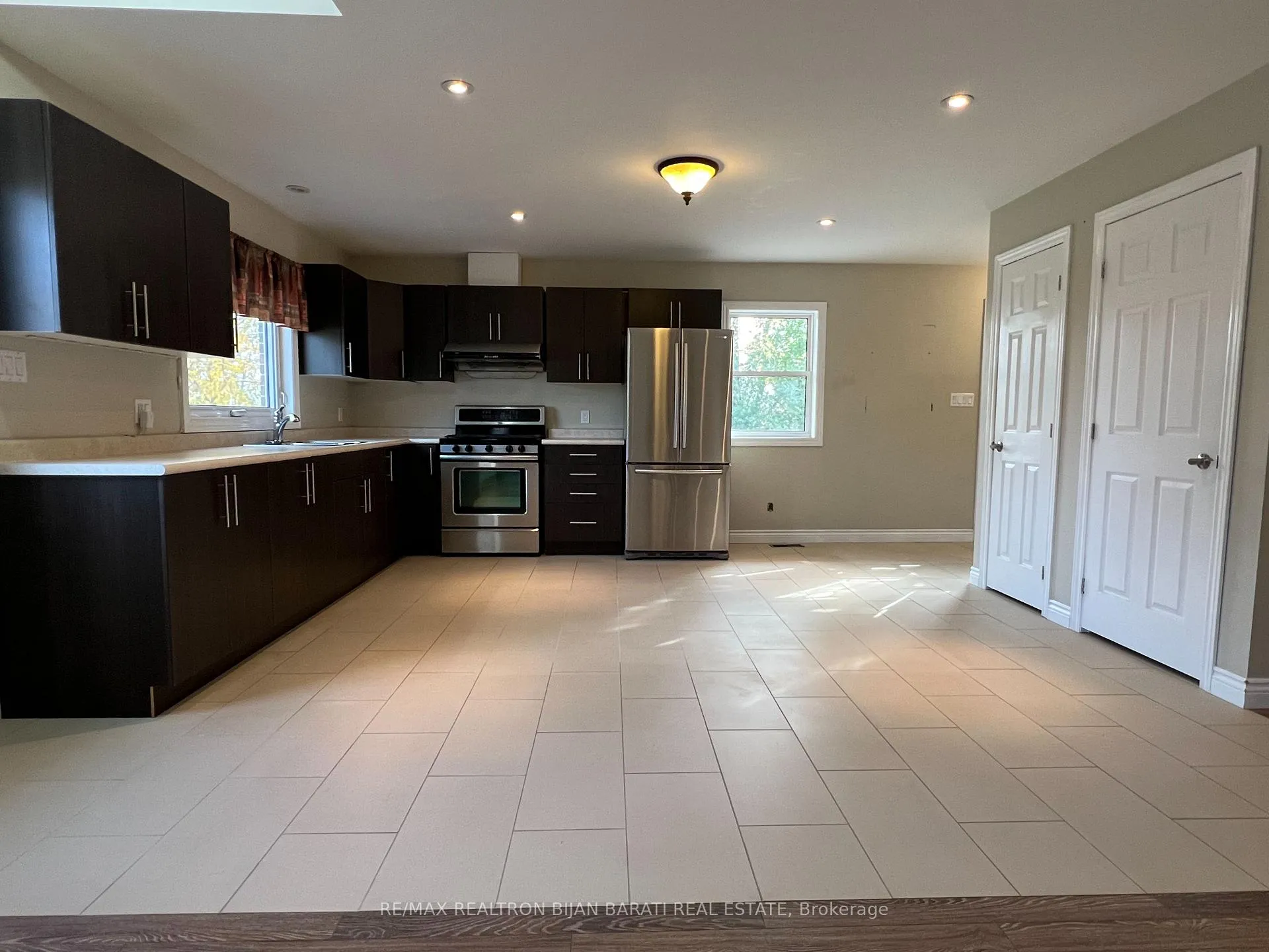 Photo 5 of 1200 Green Street, Whitby, Downtown Whitby — HOMEH