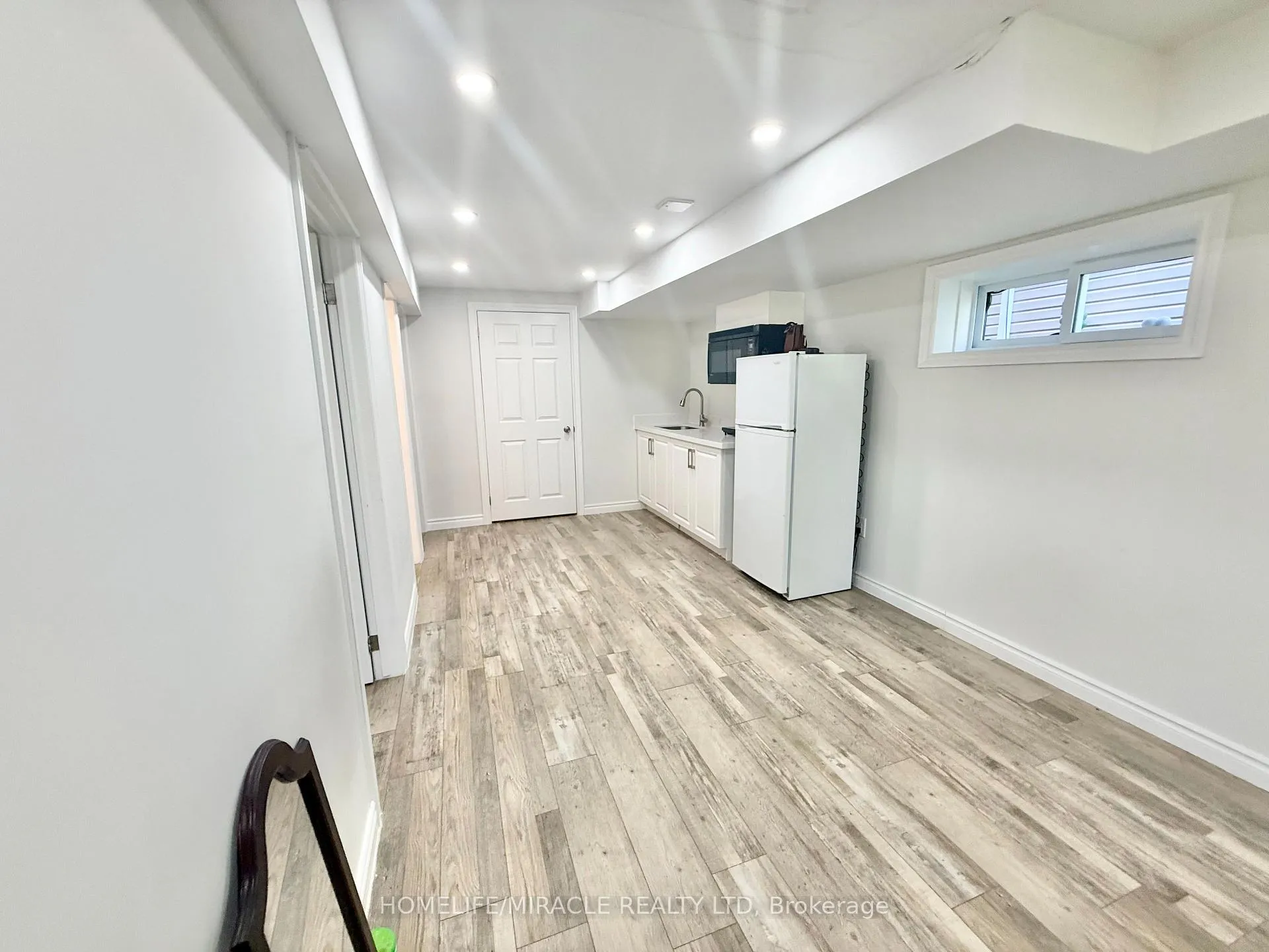 Photo 2 of Unit B, 668A Butternut Avenue, Waterloo — HOMEH