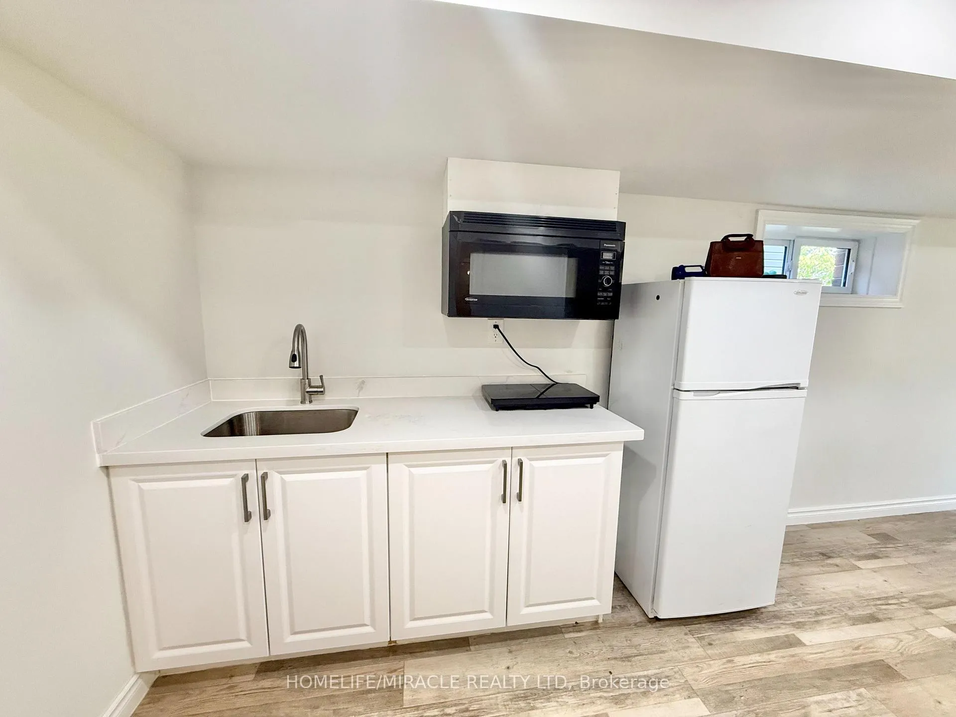 Photo 3 of Unit B, 668A Butternut Avenue, Waterloo — HOMEH