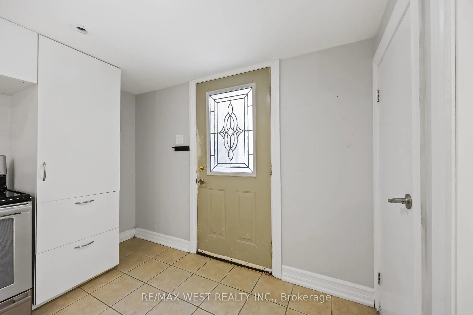Photo 4 of Unit Lower Level, 2440 King Road, King, King City — HOMEH