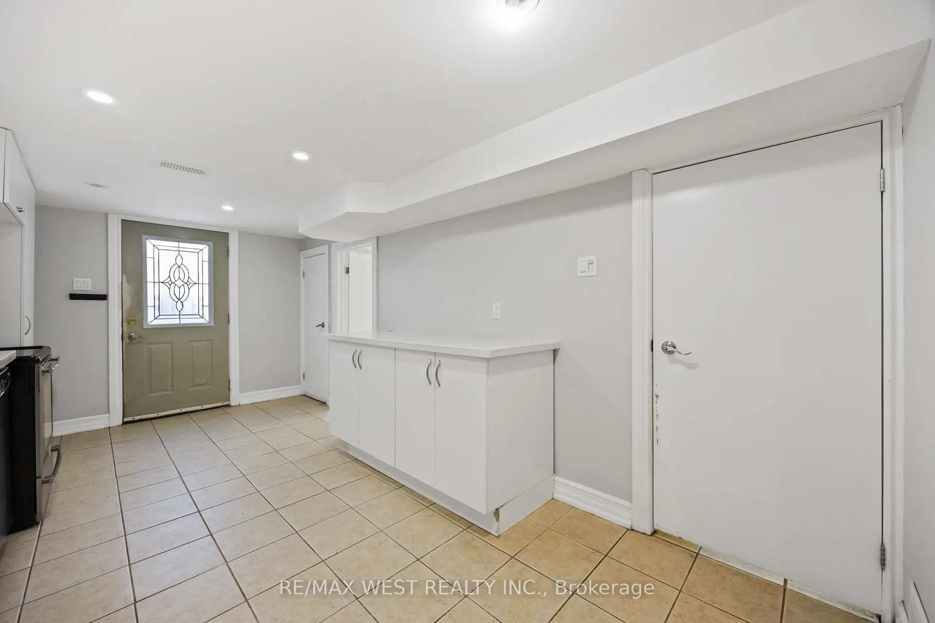 Photo 5 of Unit Lower Level, 2440 King Road, King, King City — HOMEH