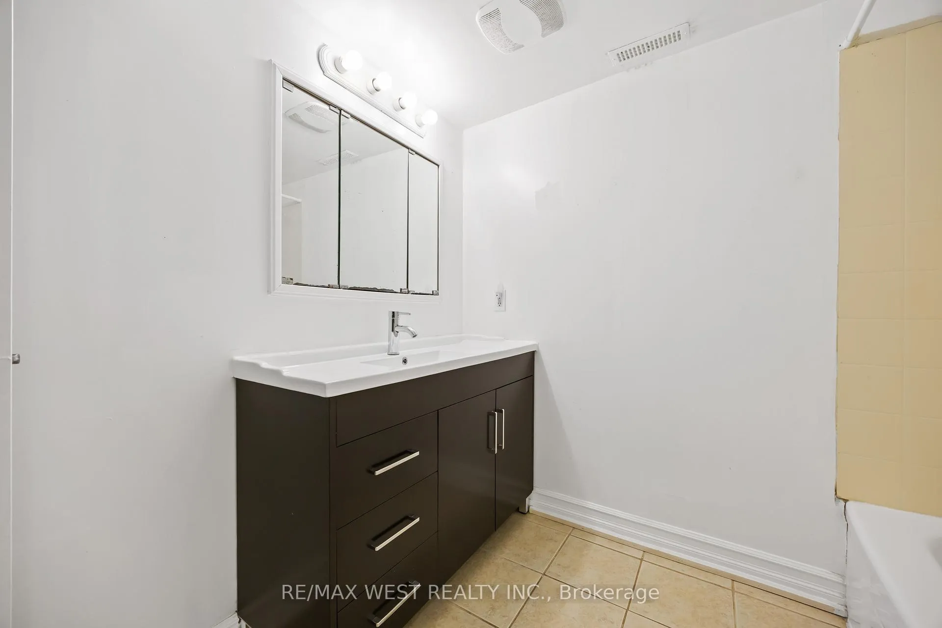 Photo 14 of Unit Lower Level, 2440 King Road, King, King City — HOMEH