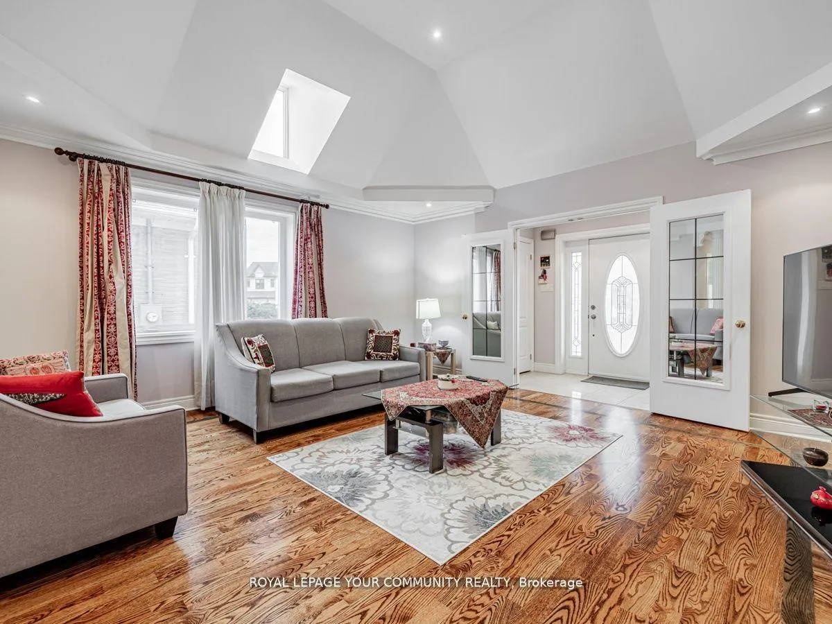 Photo 5 of 9 Robson Place E, North York, Newtonbrook West — HOMEH
