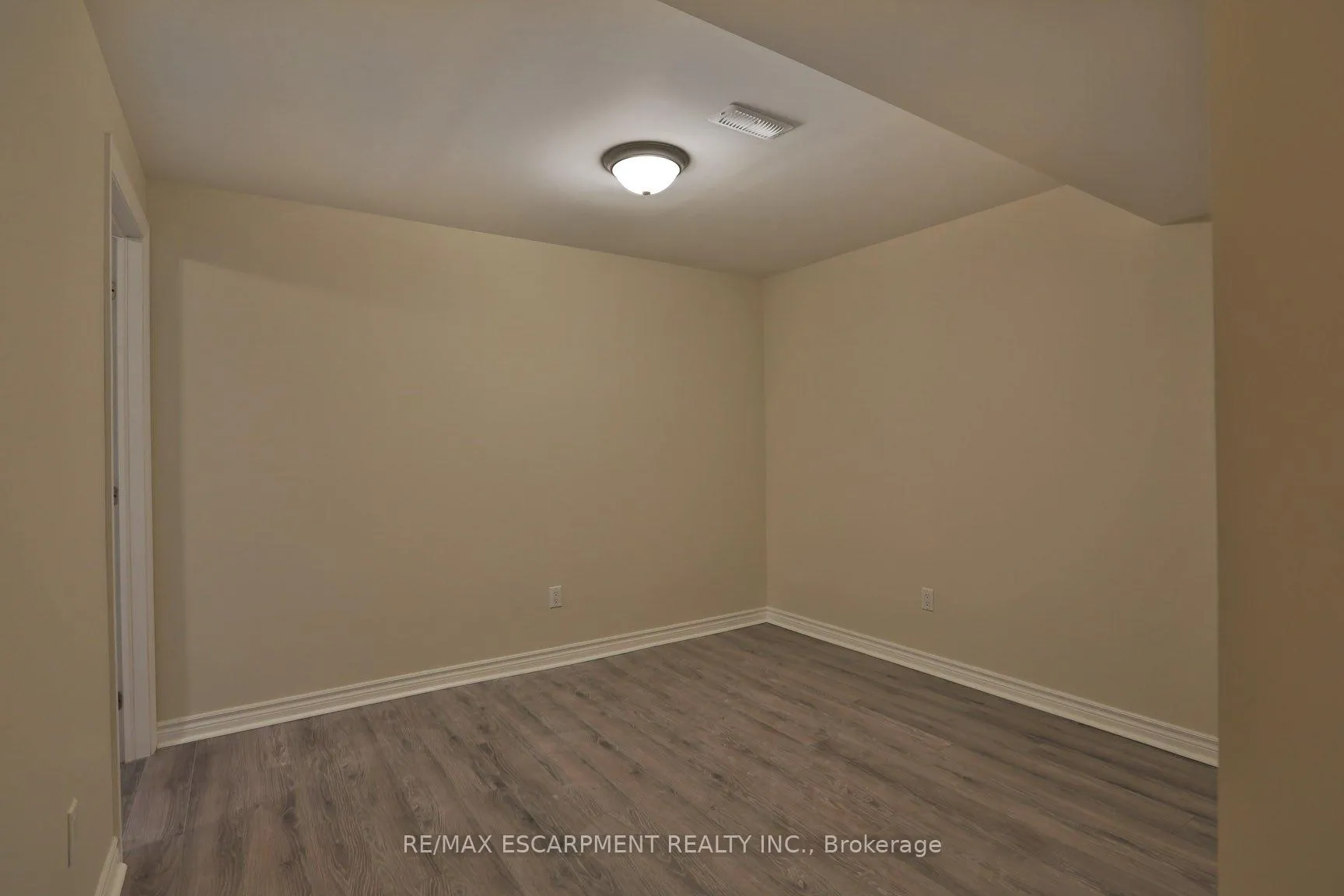Photo 8 of Unit 2, 279 Nashville Circle, Hamilton, Gershome — HOMEH