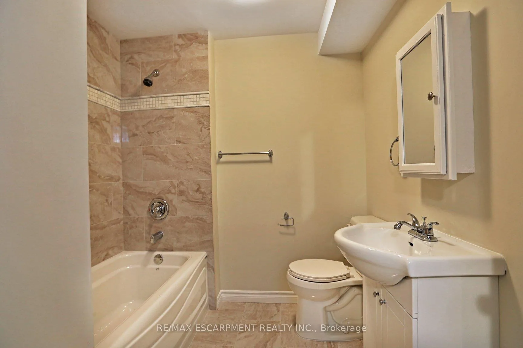Photo 10 of Unit 2, 279 Nashville Circle, Hamilton, Gershome — HOMEH
