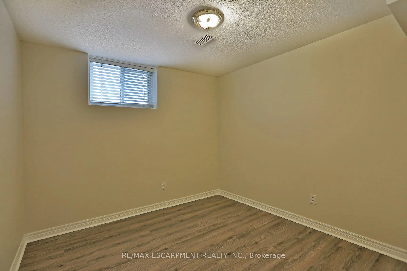 Photo 11 of Unit 2, 279 Nashville Circle, Hamilton, Gershome — HOMEH